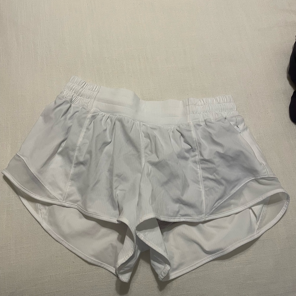 NWOT. Lululemon hotty hot short low rise 2.5 white size 8
